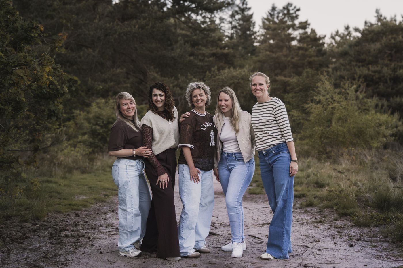 Het team van Logopediepraktijk Reede buiten op de heide
